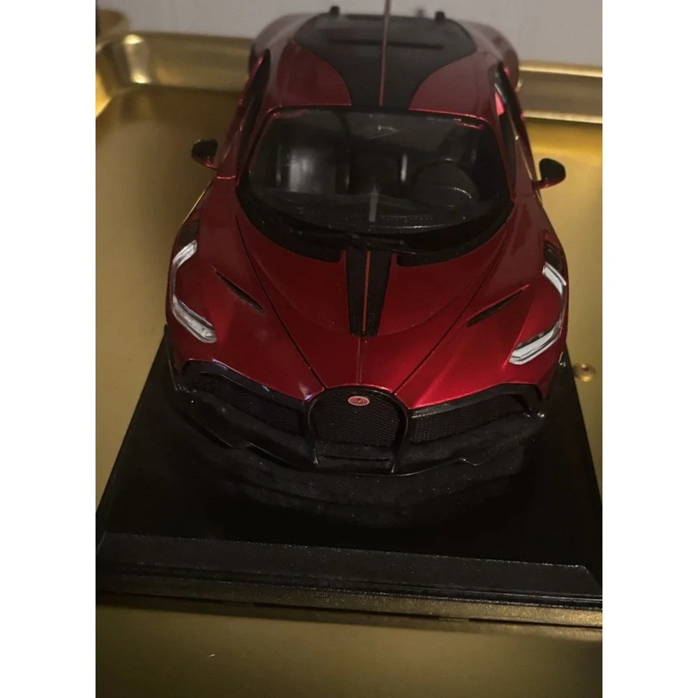 Maisto 1/18 Scale Diecast Bugatti‎ Divo - Red/Black